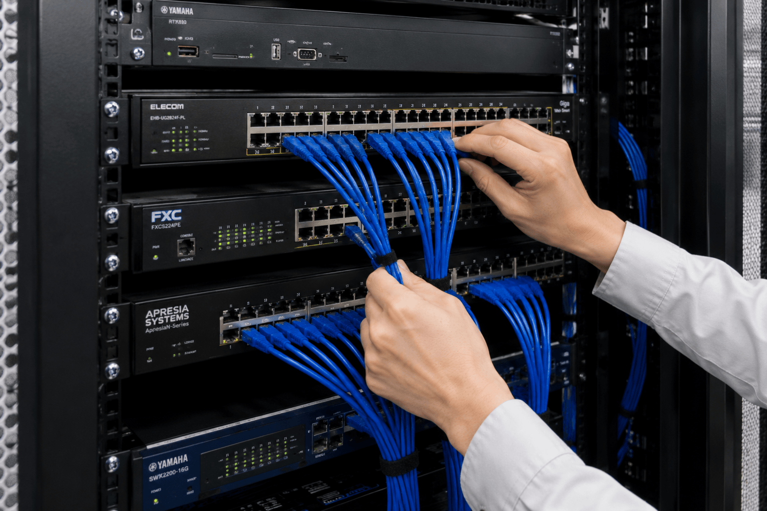 OAフロア内へのCat6A高速LANケーブル配線工事の様子